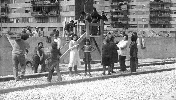 ¿Qué están haciendo estas personas en la fotografía?¿Quién son?¿Podría esta escena formar parte de 'Bellvitge rol en vivo'?